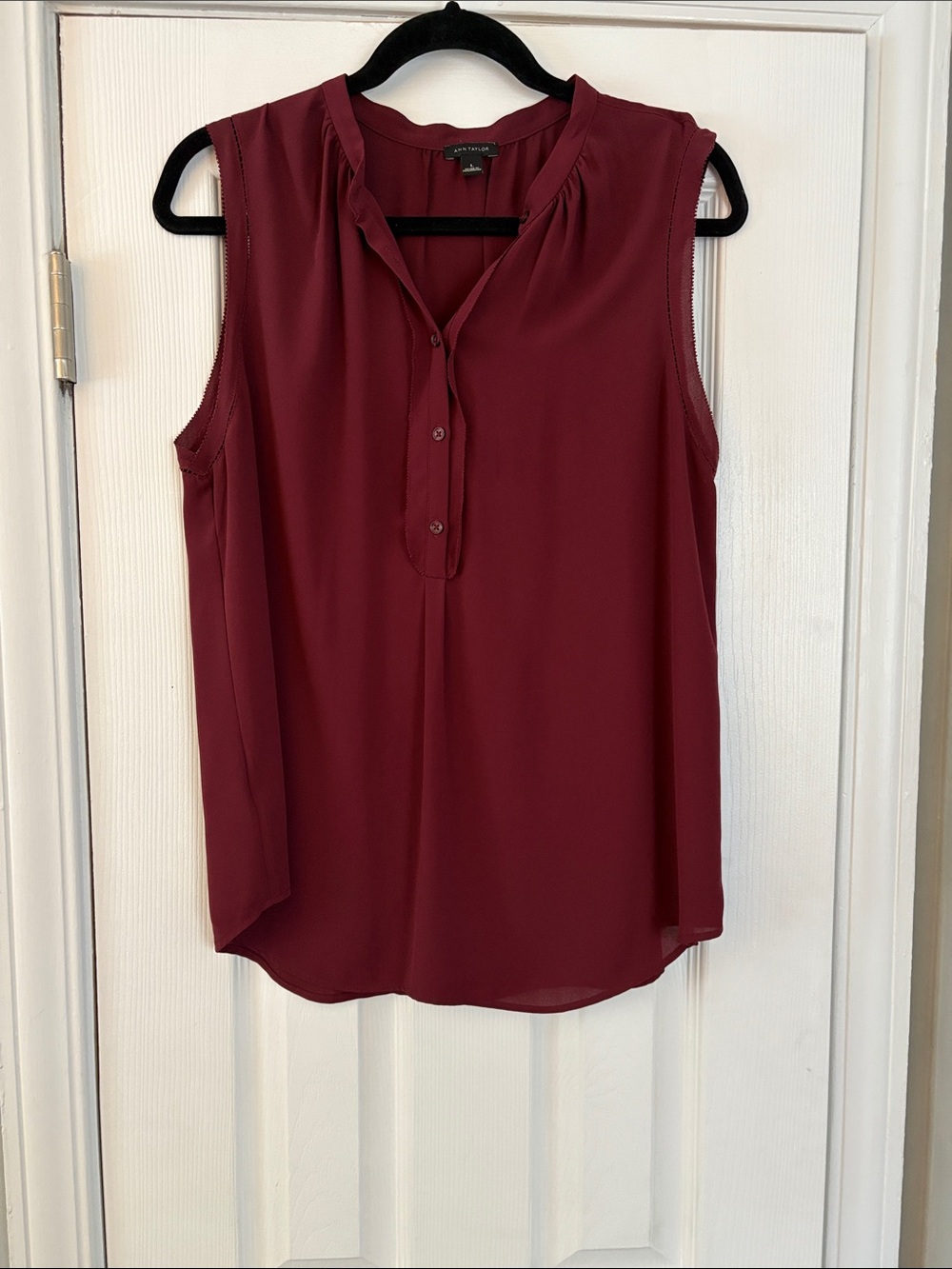 Ann Taylor Maroon Red Sleeveless Shell Blouse Split VNeck Pleated Work Top Large
